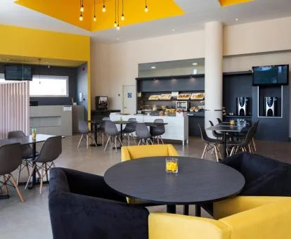 Espacio de uso compartido con zona de desayunos del hotel.