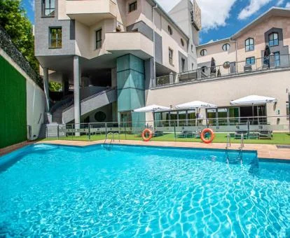 Hotel con encanto con gran piscina exterior.