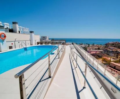 Terraza con piscina y fabulosas vistas de este hotel romántico.