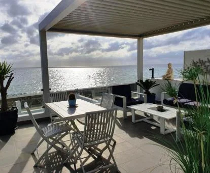 Terraza con espectaculares vistas al mar de este casa privada en primera línea de playa.