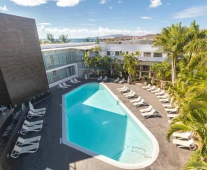 Vista aérea de este hotel boutique con piscina exterior y solarium.