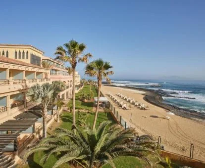 Hotel solo para adultos con amplios jardines y zonas exteriores ubicado en primera línea de playa.