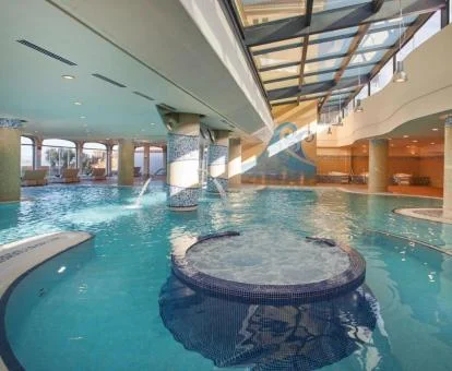  Zona de aguas del spa del hotel.