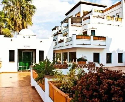 Edificios encalados que conforman este coqueto hotel boutique.