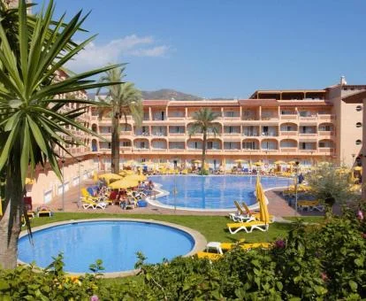 Hotel con encanto con grandes piscinas exteriores rodeadas de jardines.