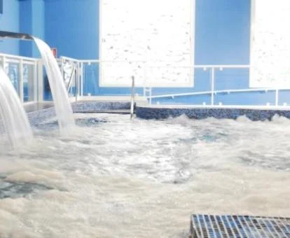 Piscina de hidroterapia del spa del hotel.