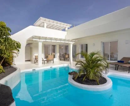 Zona exterior con piscina privada de una de las hermosas villas del alojamiento.