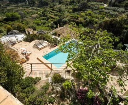 Vista aérea de este hotel rural con piscina.