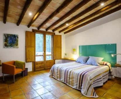 Una de las habitaciones de estilo tradicional de este hotel en un tranquilo entorno rural.