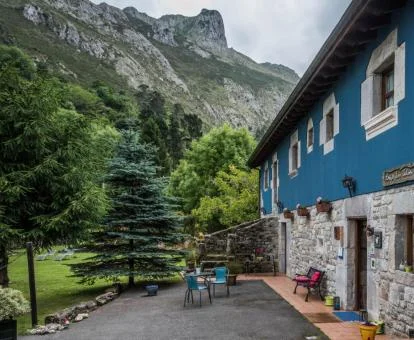 Edificio de este establecimiento a los pies de las montañas.