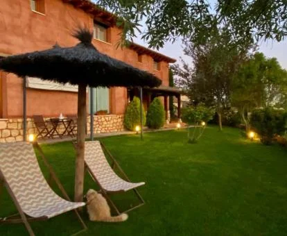 Hotel con encanto con amplio jardín rodeado de vegetación.