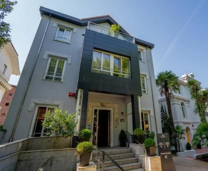 Precioso edificio de este hotel solo para adultos con zona exterior ajardinada.