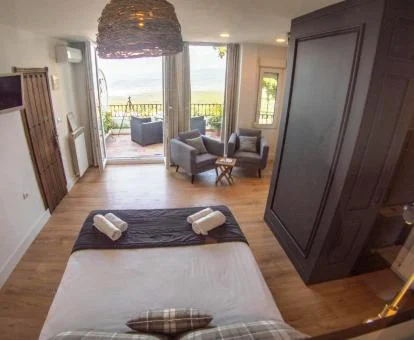 Una de las coquetas habitaciones con terraza y fabulosas vistas de este hotel con encanto.