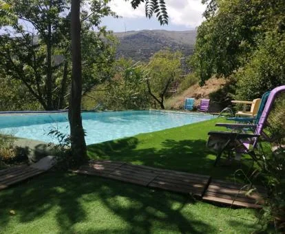 Agradable zona exterior con piscina rodeada de naturaleza de este complejo de apartamentos.