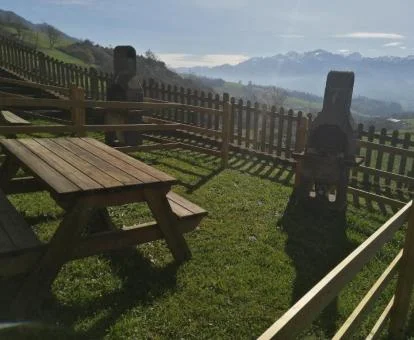 Zona exterior privada con comedor, barbacoa y vistas a la naturaleza de los apartamentos de este establecimiento.