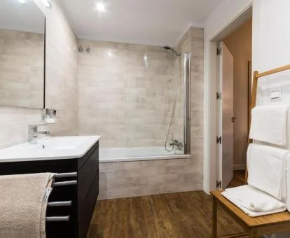 Baño con bañera de hidromasaje privada del apartamento deluxe de tres dormitorios de este establecimiento.
