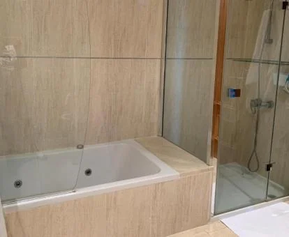 Bañera de hidromasaje privada en el baño de este apartamento independiente.
