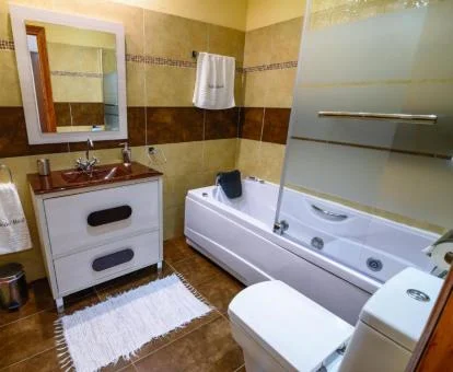 Baño con bañera de hidromasaje privada del estudio con vistas a las montañas.