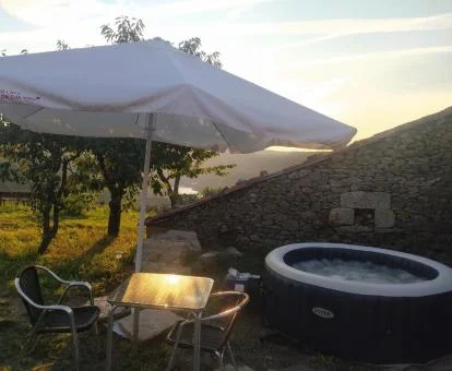 Precioso jardín privado con jacuzzi de este apartamento independiente.