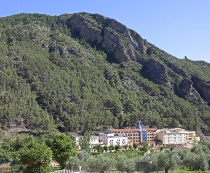 Hermoso hotel balneario a los pies de las montañas y rodeado de naturaleza.