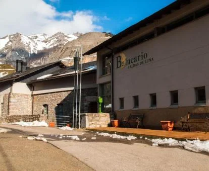 Edificio de este hotel solo para adultos que alberga un fabuloso balneario.