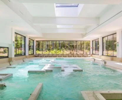 Agradable zona de bienestar con grandes cristaleras y vistas al jardín de este hotel boutique.