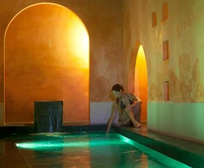 Mujer en las instalaciones de bienestar del hotel.