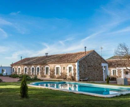 Edificio de este precioso hotel balneario en el campo.