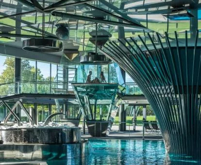 Instalaciones de este espectacular centro de bienestar con varias zonas de aguas interiores y exteriores.