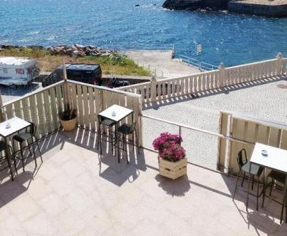 Agradable terraza con mobiliario y vistas al mar de este hermoso hotel boutique.