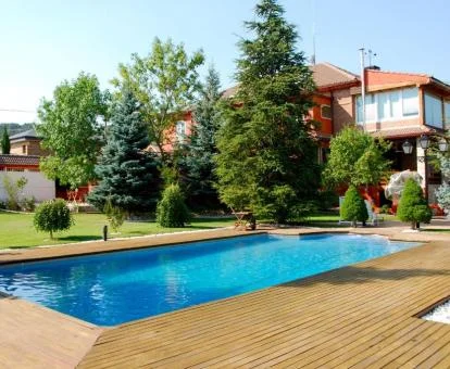 Hotel boutique rodeado de jardines con piscina al aire libre.