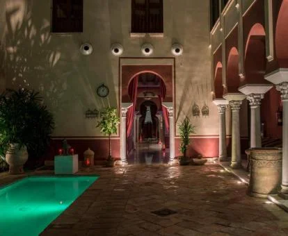 Precioso patio interior con piscina de este hotel con encanto.