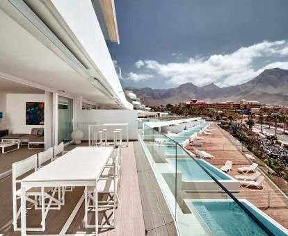 Fabuloso hotel con varias piscinas al aire libre.