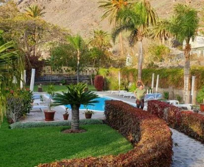 Precisos jardines de este alojamiento rural con piscina al aire libre.