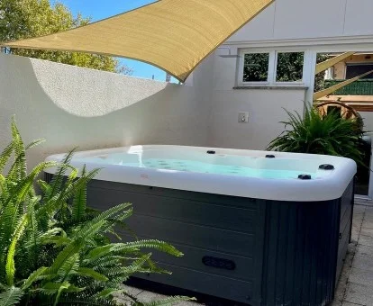 Jacuzzi exterior del espacio de bienestar del hotel.