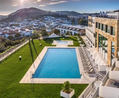 Vista aérea de este precioso hotel con piscina exterior y fabulosas vistas.