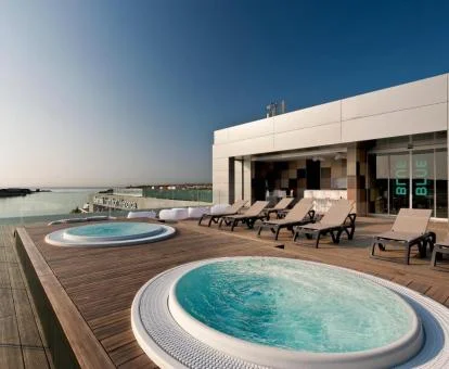 Instalaciones de bienestar al aire libre y con vistas al mar del hotel.