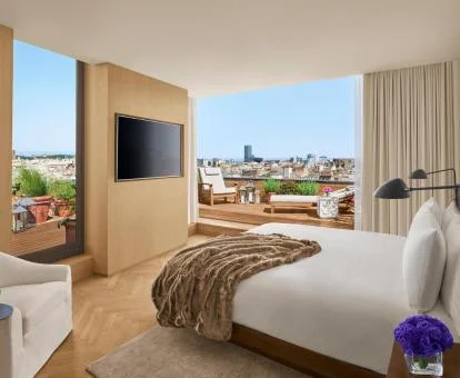Una de las habitaciones con preciosas vistas a la ciudad de este elegante hotel.