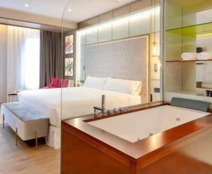 Una de las elegantes habitaciones con jacuzzi privado de este moderno hotel.