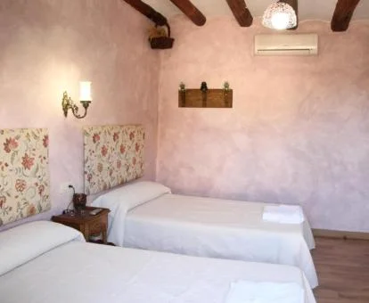 Una de las acogedoras habitaciones de estilo tradicional del hotel.