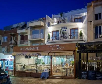 Edificio de este hotel solo para adultos ubicado cerca de la playa.