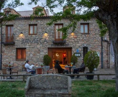 Varias personas disfrutan de la terraza de este coqueto hotel rural.