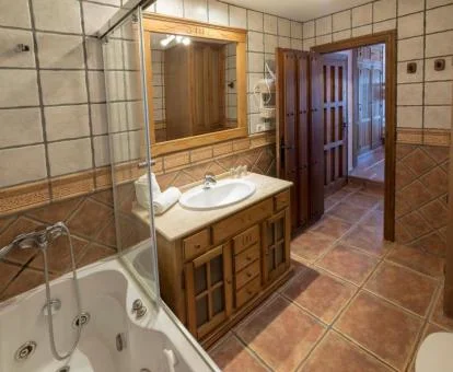 Baño con bañera de hidromasaje privada de uno de los apartamentos de dos dormitorios.