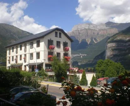 Fabuloso hotel rural solo para adultos rodeado de montañas.