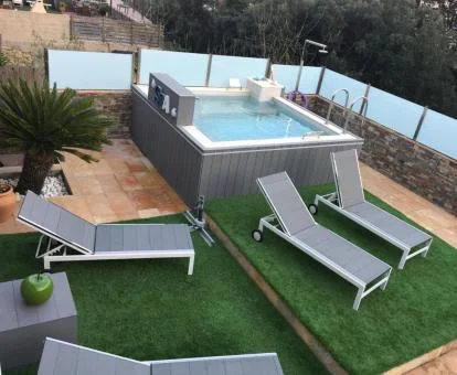 Amplia zona exterior privada con jacuzzi al aire libre de este apartamento privado.