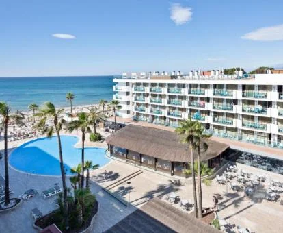 Hotel con encanto con piscina a pie de playa.