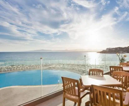 Terraza con comedor y espectaculares vistas al mar de este hotel con encanto.