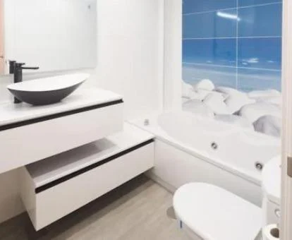 Baño con bañera de hidromasaje privada del apartamento.