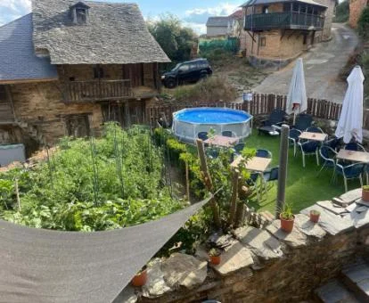 Zona exterior con mobiliario de este alojamiento independiente.