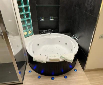 Amplia bañera de hidromasaje privada de este apartamento independiente.